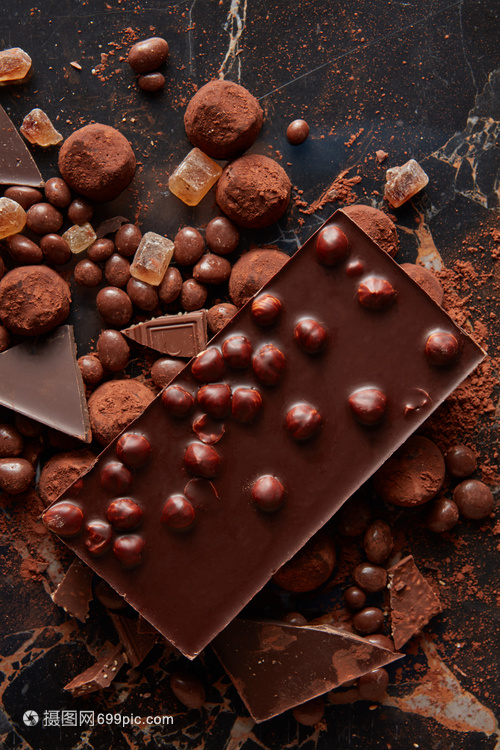各种美味的巧克力糖果黑暗的背景,各种美味的巧克力糖果